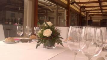 Serveert ontbijt, lunch en diner