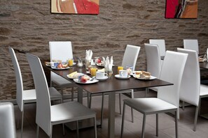 Tägliches großes Frühstück (6 EUR pro Person)