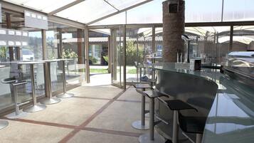 Serveert ontbijt, lunch en diner