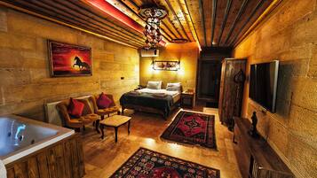 Queen Suite - Jakuzili | Desk, blackout drapes, soundproofing, iron/ironing board