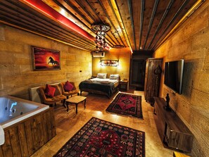 Queen Suite - Jakuzili | Desk, blackout curtains, soundproofing, iron/ironing board