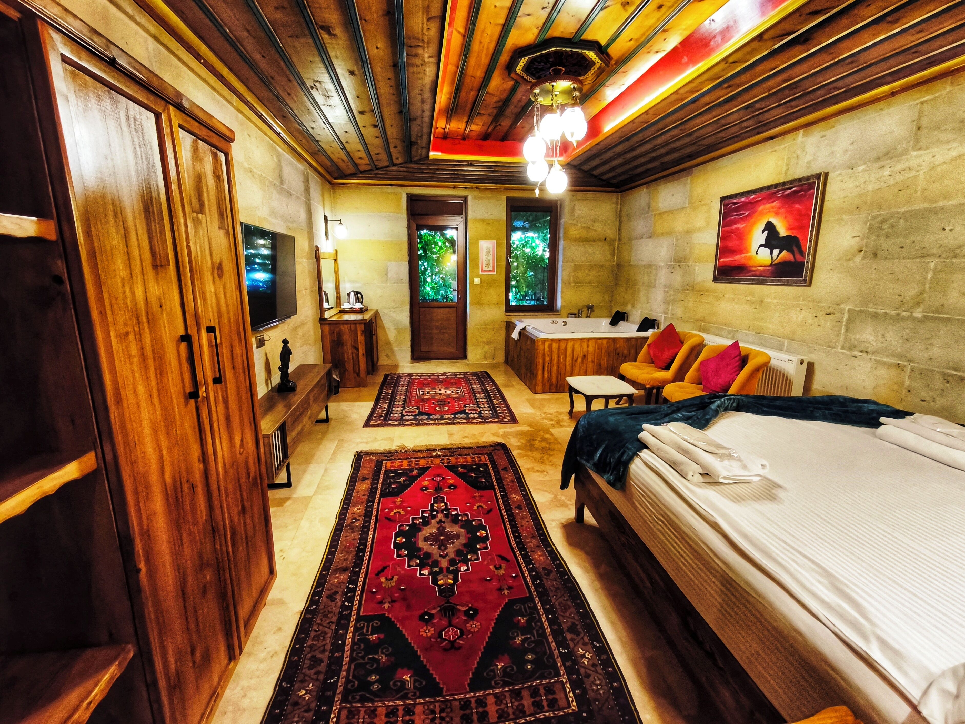 Escritorio, cortinas blackout y sistema de insonorización 