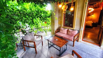 Queen Suite - Jakuzili | Living area | LCD TV, heated floors