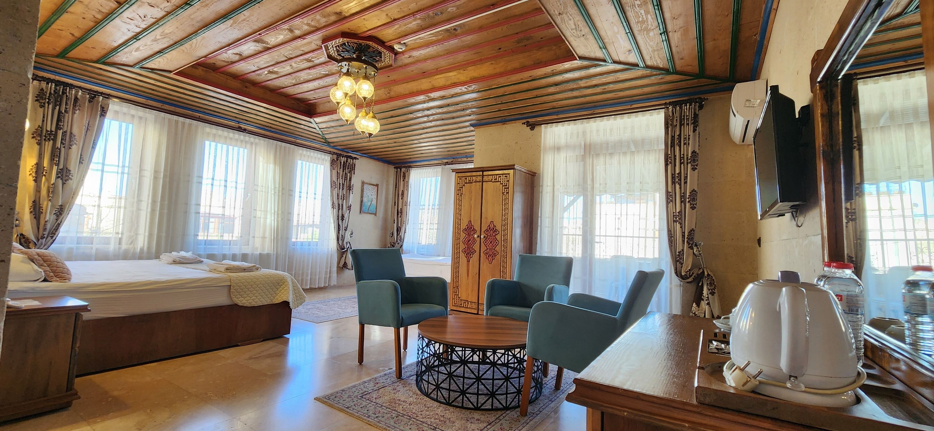 Escritorio, cortinas blackout y sistema de insonorización 