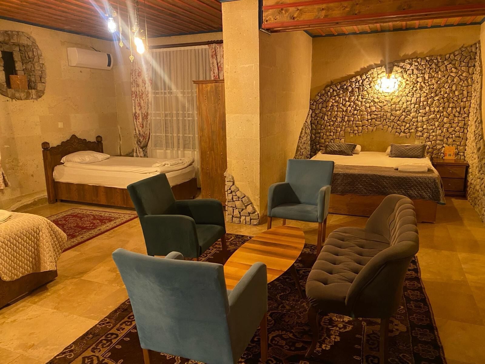 Escritorio, cortinas blackout y sistema de insonorización 