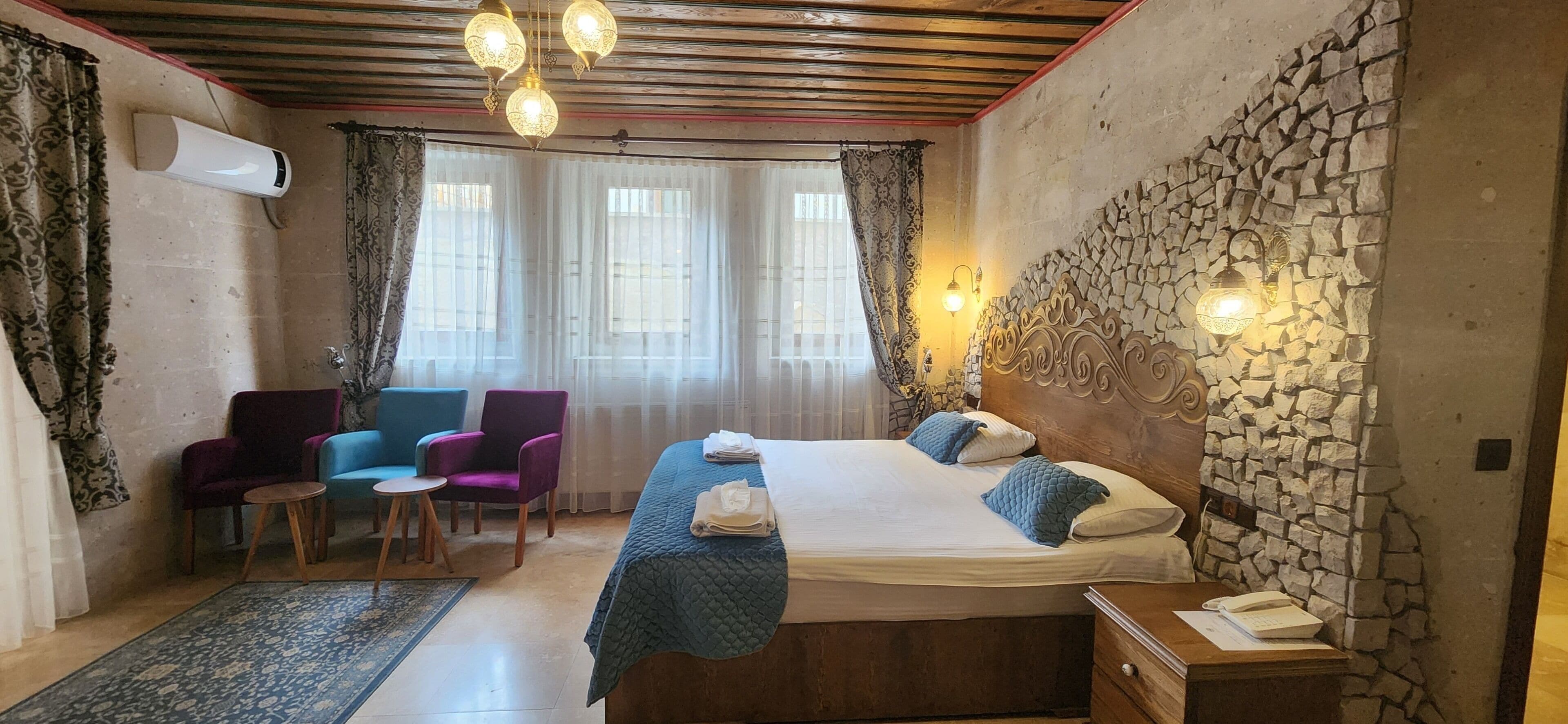 Skrivebord, blendingsgardiner, lydisolert og strykejern/-brett