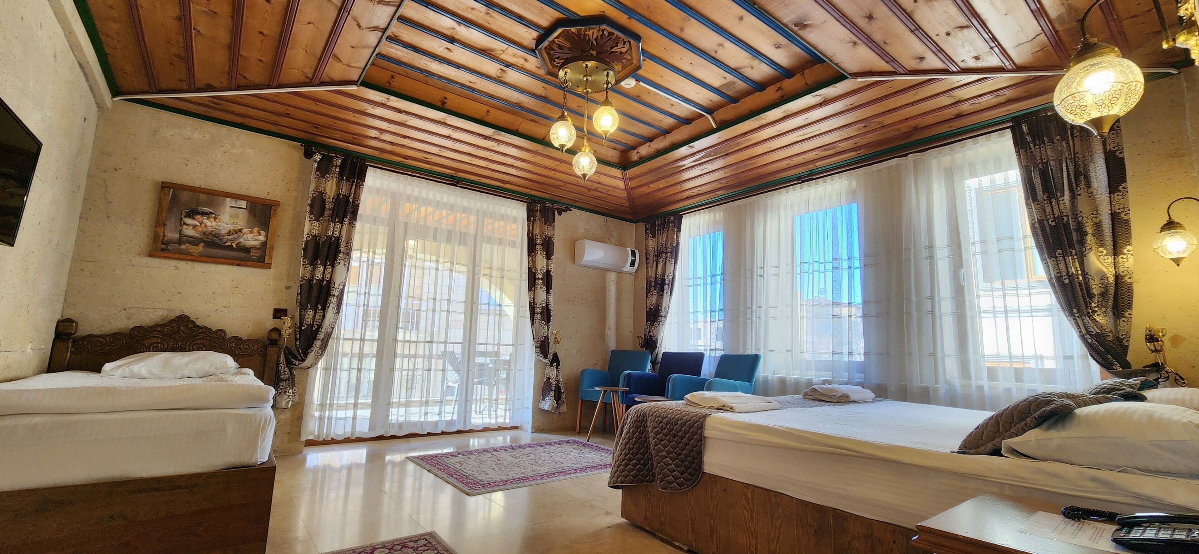 Escritorio, cortinas blackout y sistema de insonorización 