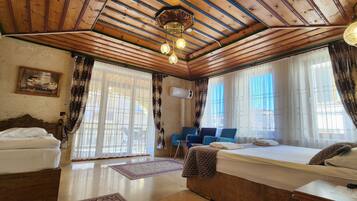 Deluxe Cift Kisilik Oda - Balkonlu | Desk, blackout drapes, soundproofing, iron/ironing board