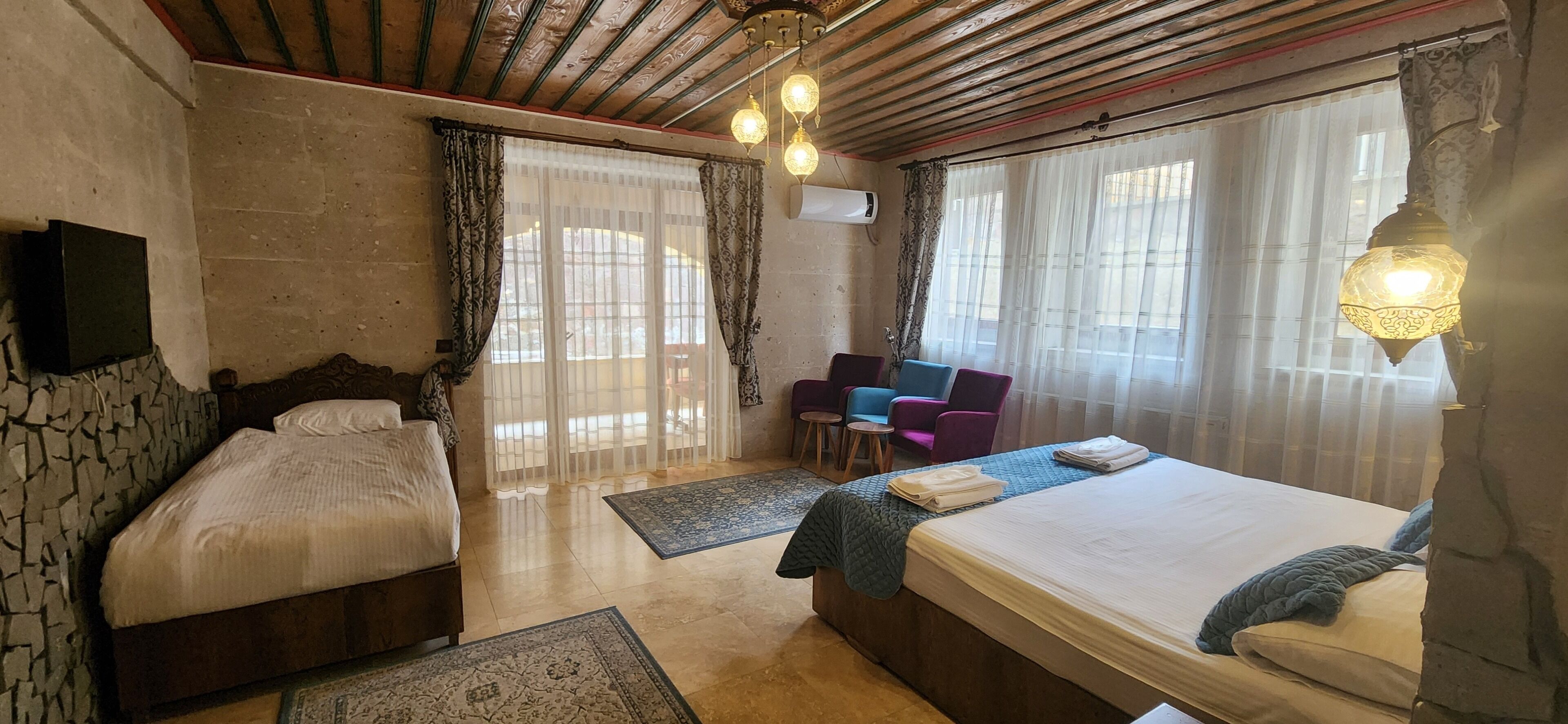 Escritorio, cortinas blackout y sistema de insonorización 