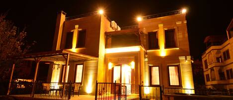 Fassade der Unterkunft – Abend/Nacht