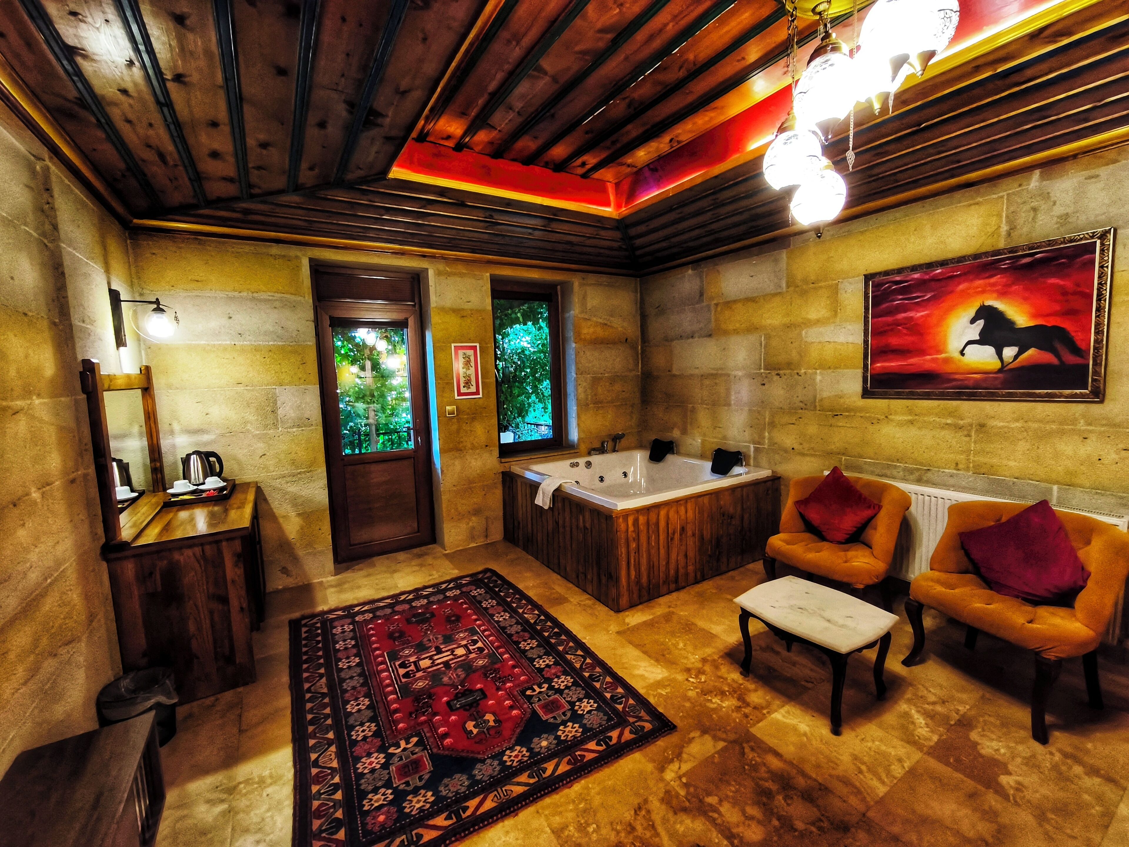 Queen Suite - Jakuzili | Desk, blackout drapes, soundproofing, iron/ironing board