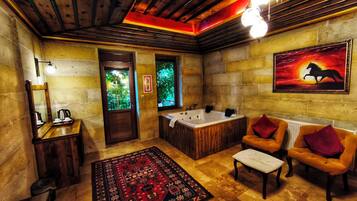 Queen Suite - Jakuzili | Desk, blackout drapes, soundproofing, iron/ironing board