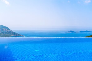An infinity pool with a clear view of the ocean and distant islands. - Villa Istanbul- Hill Villas Kalkan (Kas)