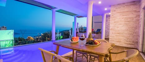 Villa | Spisning på værelset