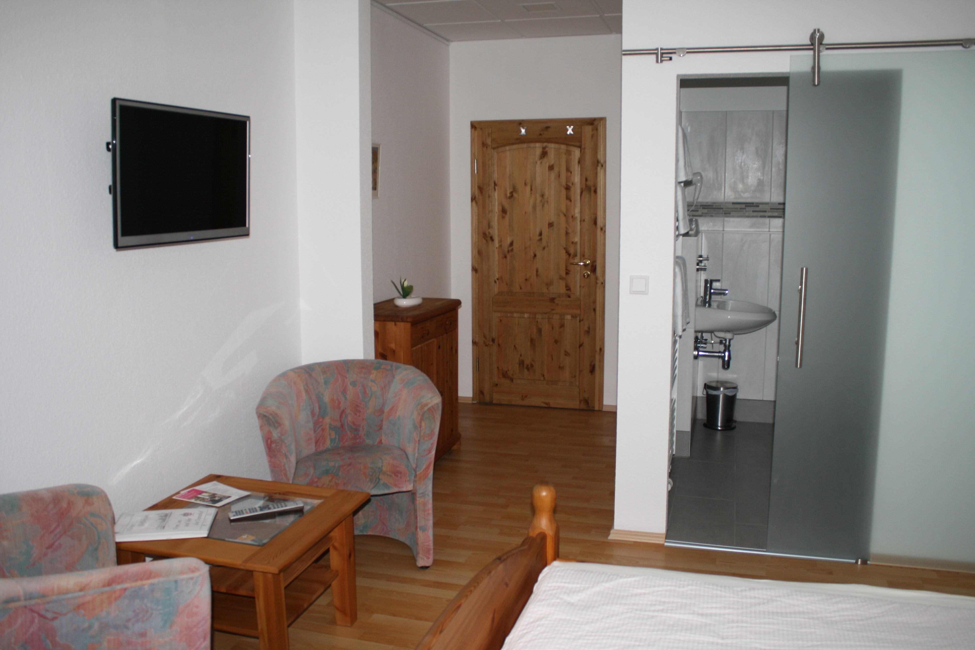 traditional double room | living area | flat-screen tv