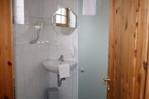Shower, hair dryer, soap, shampoo - Pension Treenehof (Koldenbüttel)