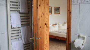 Hypo-allergenic bedding, free WiFi, bed sheets