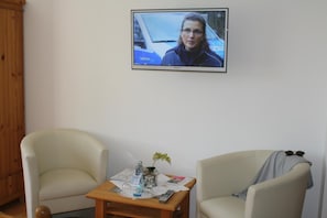 Quarto casal tradicional | Área de estar | TV de tela plana