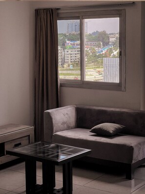 商務套房 | 客廳 | 32 吋平面電視連有線電視頻道、電視、書籍