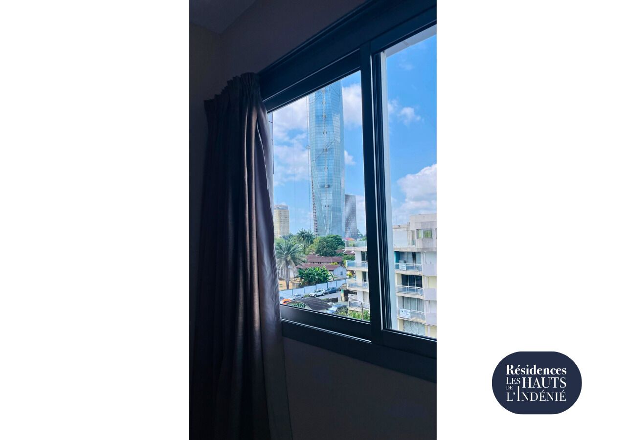 高级房, 1 张特大床 | 起居区 | 32-英寸纯平电视（配备有线频道）、电视、书