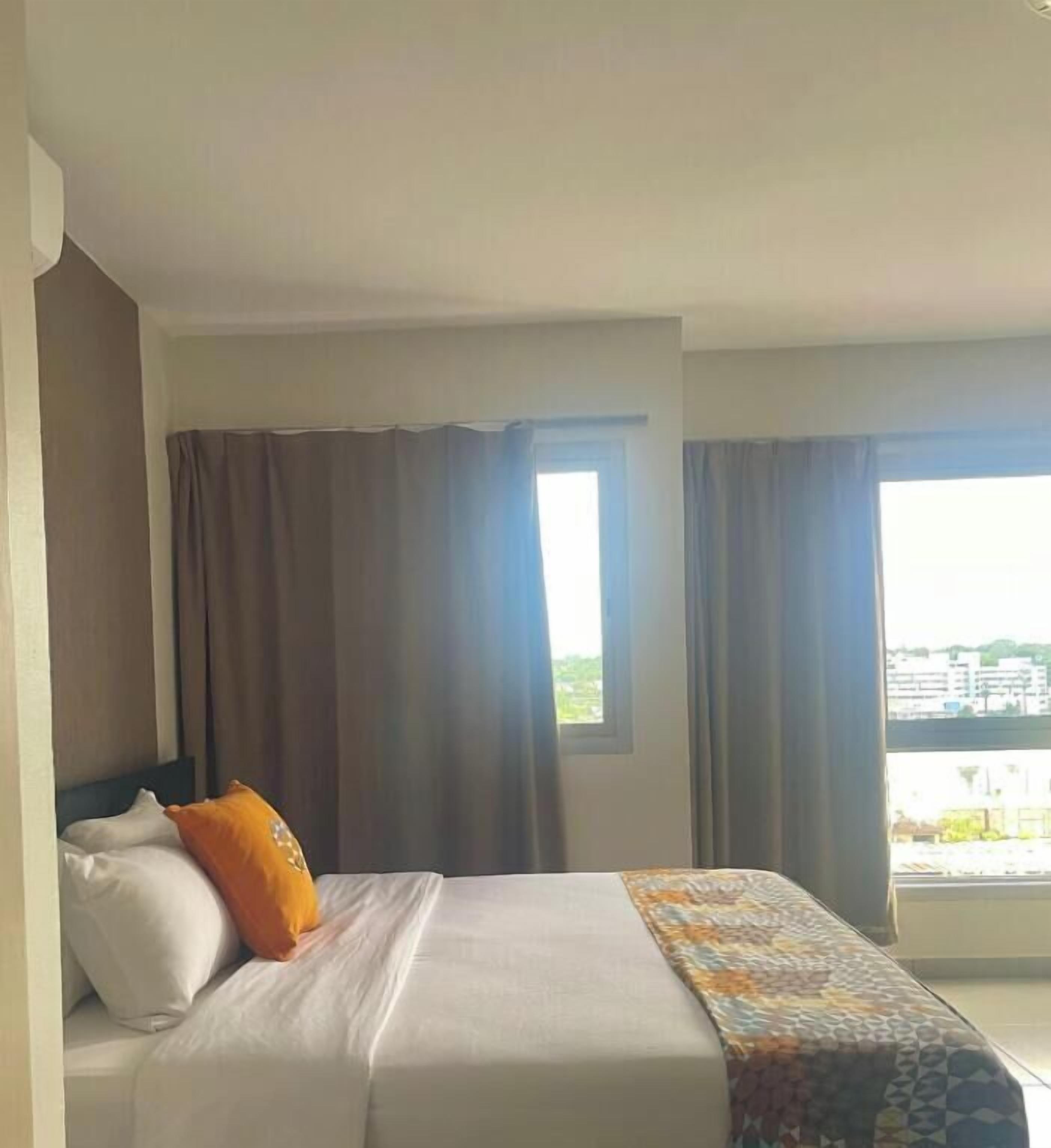 Suíte empresarial | Roupas de cama premium, camas Select Comfort, cofres nos quartos