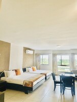 Perhestudio, 2 keskisuurta parisänkyä | Ylelliset vuodevaatteet, Select Comfort -patjalliset sängyt