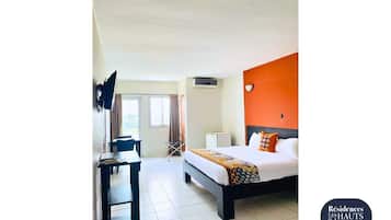 Superior Room, 1 King Bed | Living area | 32-inch flat-screen TV with cable channels, TV, books