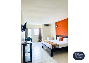 Superior Room, 1 King Bed | Living area | 32-inch flat-screen TV with cable channels, TV, books - Résidence Les Hauts De l'Indenié (Abidjan)