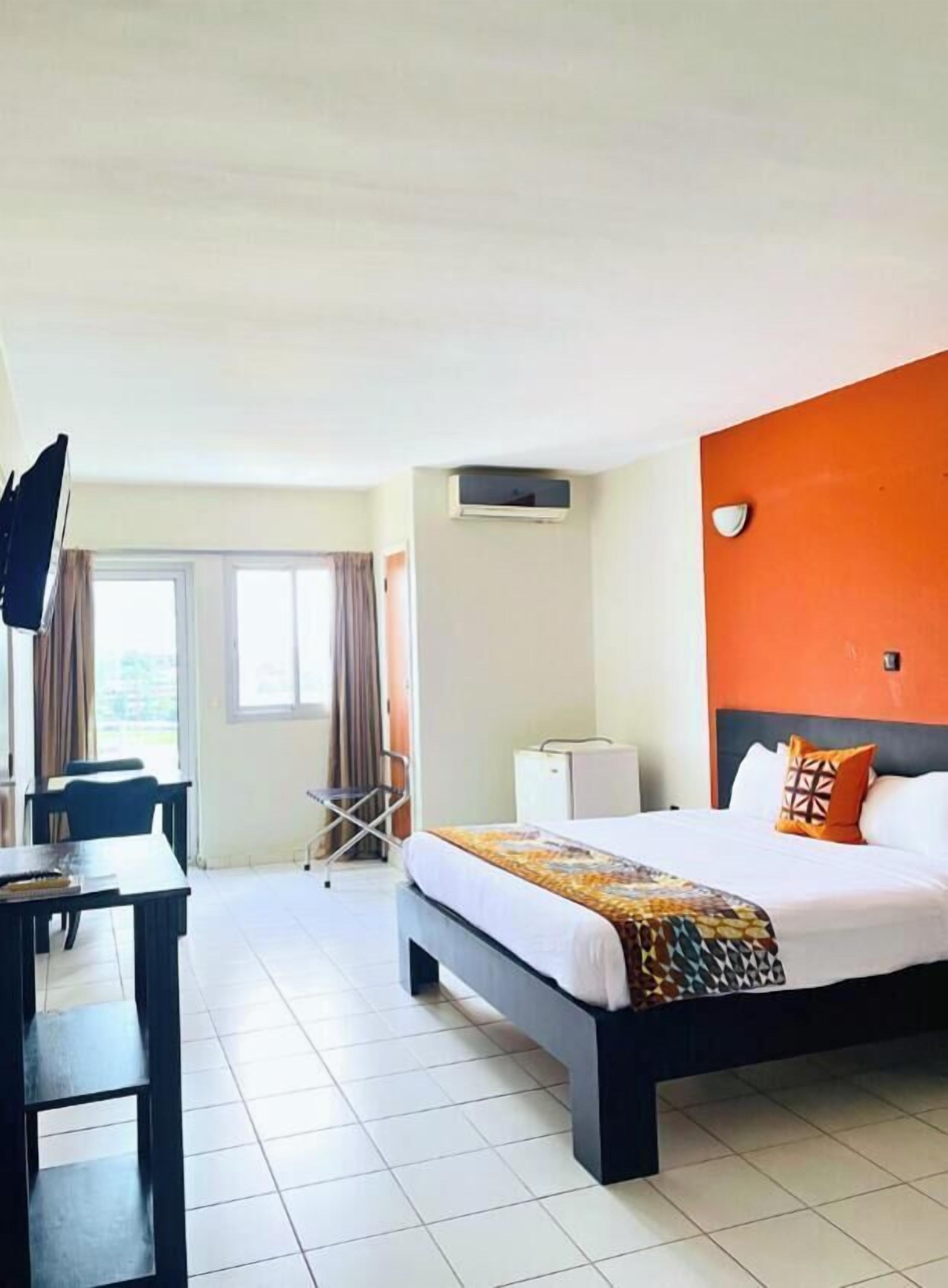 Quarto superior, 1 cama King | Área de estar | TV de tela plana 32 polegadas com canais a cabo, TV, livros