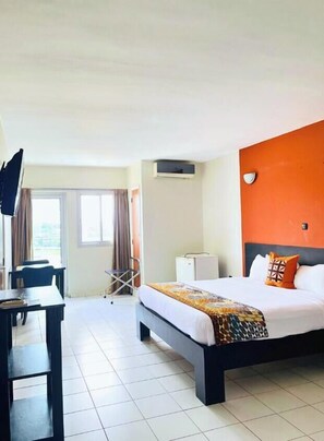 Quarto superior, 1 cama King | Área de estar | TV de tela plana 32 polegadas com canais a cabo, TV, livros