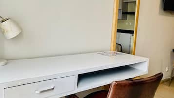 Studio Premium | Coin séjour | Télévision à écran plat de 32 pouces avec chaînes par câble, télévision