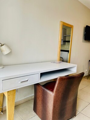 Premium Studio | Ruang tamu | 32 inci televisyen skrin rata dengan kabel, TV, buku-buku