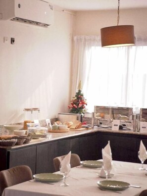 Daily continental breakfast (XOF 5000 per person)