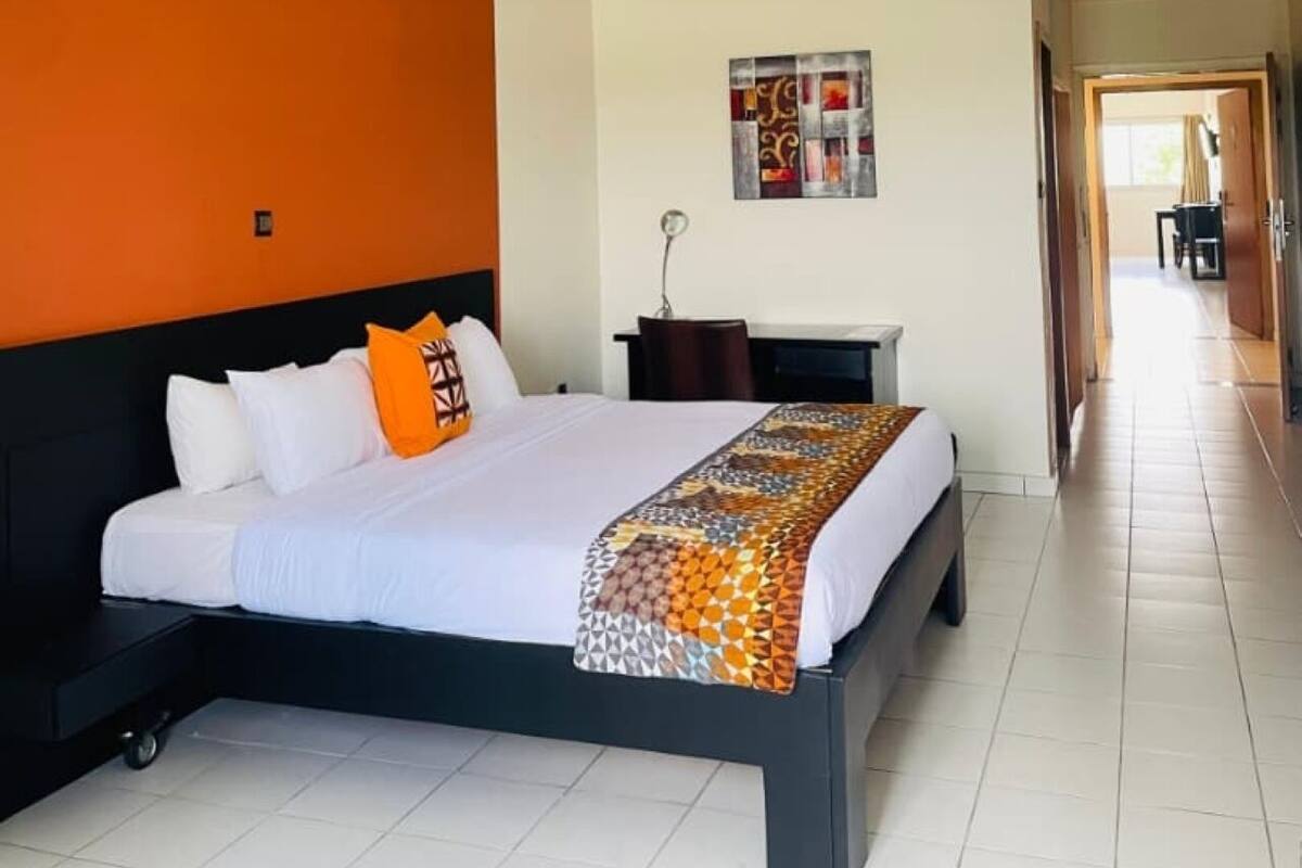 Una habitación de hotel con cama, escritorio y silla.