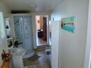 Douche, séchoir à cheveux, serviettes fournies, shampooing