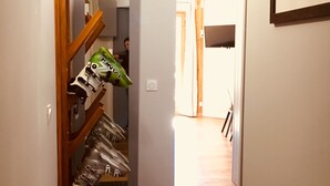 A hallway with a wooden staircase leading to a room with a shoe rack and a mirror. - Val Tho, 1 bedroom, on the slopes, parking - 2 other apartments available next door  (Val Thorens)