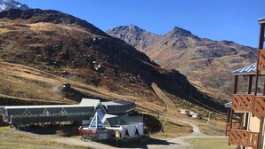 A mountain lodge with a view of a ski lift and snow-covered peaks. - Val Tho, 1 bedroom, on the slopes, parking - 2 other apartments available next door  (Val Thorens)