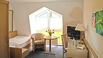 Habitación individual | Área de sala de estar | Smart TV