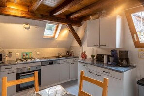 Réfrigérateur, four à micro-ondes, un four, surface de cuisson