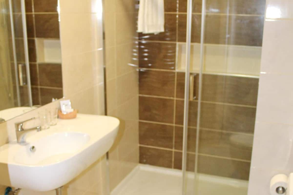 shower, free toiletries, towels