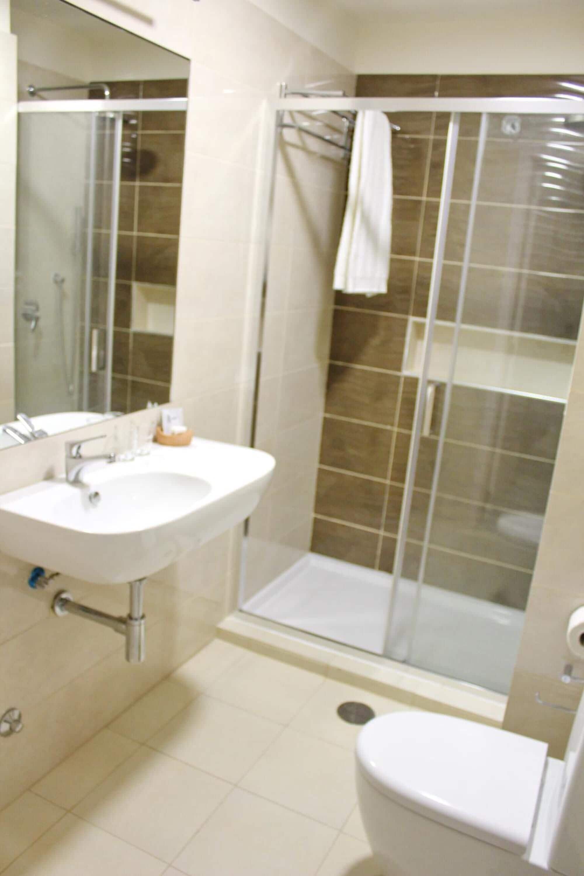 shower, free toiletries, towels