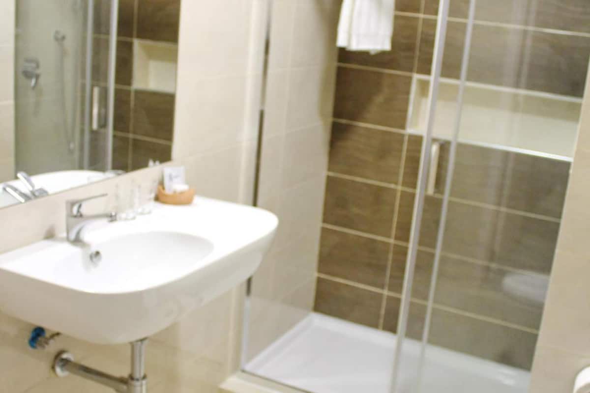 shower, free toiletries, towels