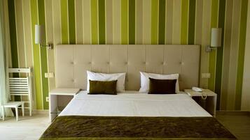 Minibar, skrivebord, blendingsgardiner og sengetøy