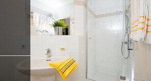 Double Room, 1 Double Bed, Non Smoking | Bathroom | Shower, hair dryer, towels - Altstadthotel Meppen (Meppen)