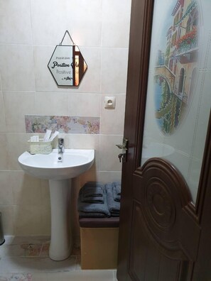 Dusche, Regendusche, kostenlose Toilettenartikel, Haartrockner