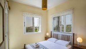 Villa, 2 slaapkamers | 2 slaapkamers, een kluis op de kamer, een strijkplank/strijkijzer