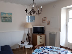 Interior - Typical house in Noirmoutier terrace and parking, beach 40 meters (La Guérinière)