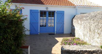 Maison typique à Noirmoutier terrasse et parking, plage à 40 mètres