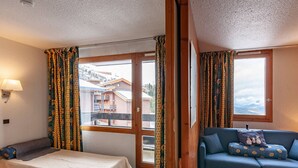 Room - Bright apartment near slopes, 2 single beds + sofa (Les Allues-Méribel)