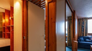 Interior - Bright apartment near slopes, 2 single beds + sofa (Les Allues-Méribel)
